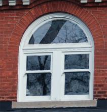 Paired windows under fanlight